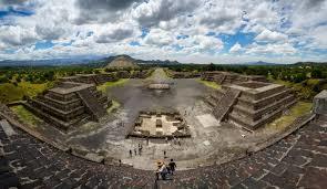 Medita en Teotihuacán